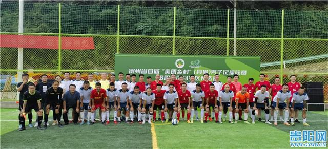 国家博物馆时尚封面首秀 海清深V长裙尽显优雅 2017-09-26 演员海清身穿Bottega Veneta 2017秋冬系列登上《瑞丽伊人风尚》10月刊封面。