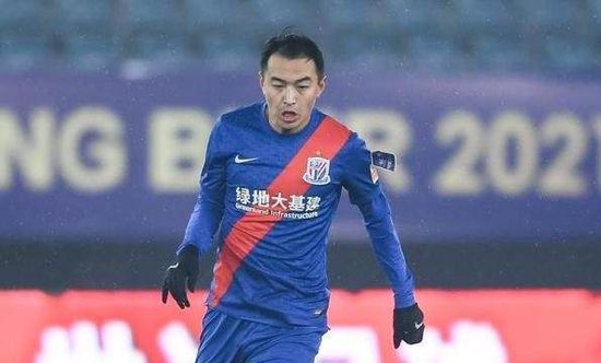 两人戴着防护面具及口罩，防疫措施十分到位。