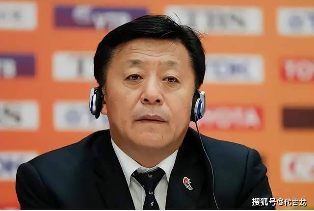 值得注意的是，中国演员龚俊也一袭黑色西装登上红毯。