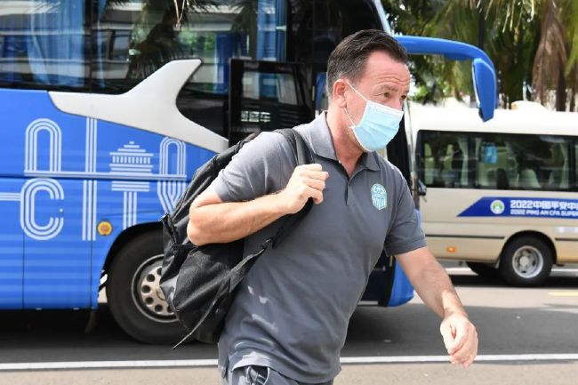 当晚，金小妹身穿银色亮片裙性感亮相，紧身设计尽显金小妹如建模般的身材，性感迷人。