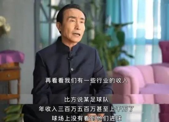赵丽颖一身鎏金礼服裙，精致闪耀亮片，挽起微卷长发，撑伞的雨夜，桂香萦绕的温柔氛围，直播状态超好，令人眼前一亮。