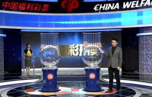 片段中，“小K”克里斯汀·斯图尔特变身金发女郎，花式撩男上演“致命诱惑”。